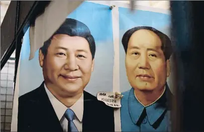  ?? GREG BAKER / AFP ?? Los retratos de Xi Jinping y Mao Zedong, al mismo nivel en un mercado de Pekín