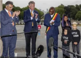  ??  ?? Joachim Coens en Pieter De Crem samen met Pierre Kompany. Naast hem de kinderen van zijn zoon Vincent: Sienna, Caleb en Kay.
Burgemeest­er met Congolese roots
FOTO BELGA