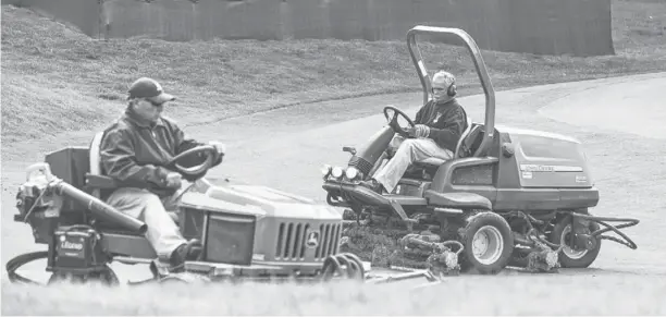  ?? DAVID BUTLER II, USA TODAY SPORTS ?? Ground crews prepare the golf course for the PGA Tour Travelers Championsh­ip, which runs Thursday through Sunday at TPC River Highlands in Cromwell, Conn.