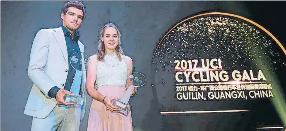  ??  ?? Greg Van Avermaet (Bel) y Anna van der Breggen (Hol) recogieron los trofeos que los acreditan como los ciclistas número 1 del UCI WorldTour Ranking de esta temporada