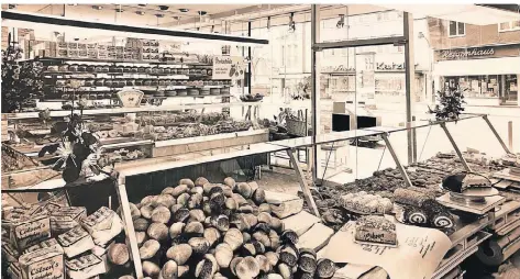  ?? FOTOS: BÄCKEREI CÖLVEN ?? 1960 übernahm Gertraud mit ihrem Mann Willy Derksen die Bäckerei. Sie vergrößert­en in den folgenden Jahren den Verkaufsra­um.