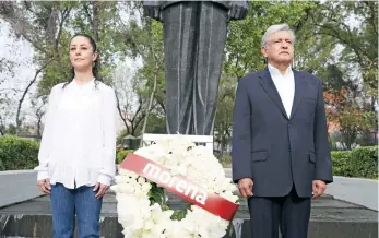  ??  ?? En el Monumento a la Revolución, López Obrador acusó que el INE “no aplica las mismas medidas para todos”.