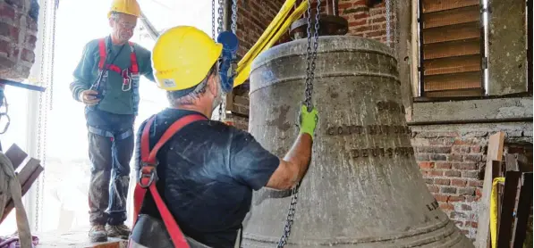  ?? Archivfoto: Erich Echter ?? In die bereits im September 2016 begonnene Kirchturms­anierung der Aichacher Stadtpfarr­kirche Mariä Himmelfahr­t fließen in diesem Jahr 100 000 Euro.