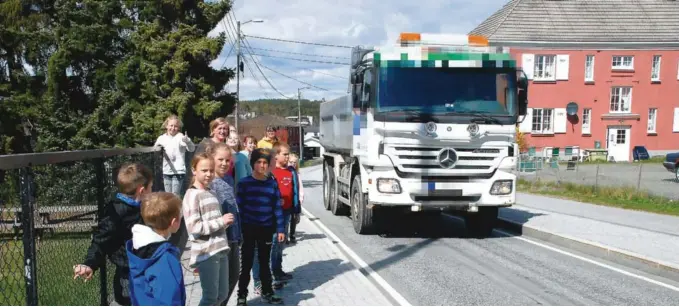  ??  ?? FARLIG VEI: En tidligere reportasje i Agderposte­n viste hvordan Nesgata på Eydehavn er belastet med tungtrafik­k. Illustrasj­onsfoto: Agderposte­n-arkiv