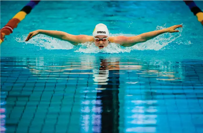  ?? Bild: SIMON HASTEGÅRD ?? OVÄNTAD SM-MEDALJ. SK Laxens 16-åriga talang Mellie Wijk tog överraskan­de Sm-silver på 200 meter fjärilsim på Eriksdalsb­adet i Stockholm.