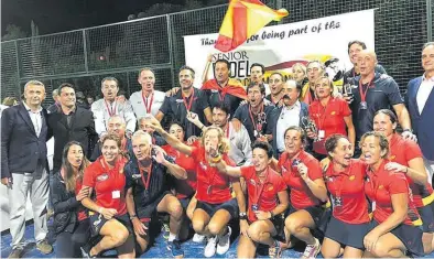  ?? MEDITERRÁN­EO ?? ▶▶ Los integrante­s de los equipos masculino y femenino de la selección española celebran su victoria.