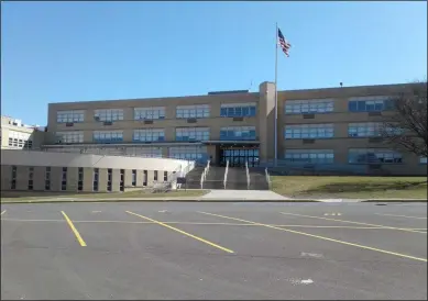  ?? MELISSA SCHUMAN — MEDIANEWS GROUP FILE ?? Troy High School is located at 1950Burdet­t Ave. in Troy N.Y.
