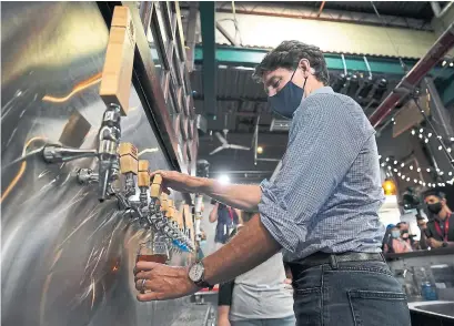  ?? NATHAN DENETTE THE CANADIAN PRESS ?? Liberal Leader Justin Trudeau pours a fresh beer at a campaign stop at a London micro-brewery.