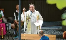  ?? Foto: Felix Hörhager, dpa ?? Der aus den Medien bekannte Pfarrer Rainer Maria Schießler spricht am 14. Oktober in Dillingen zum Thema „Hoffnung gerade jetzt“.