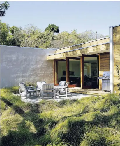  ?? FOTO: IMAGO ?? Gräser können einer Terrasse eine schöne, luftige Atmosphäre verleihen.