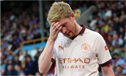  ?? ?? Kevin De Bruyne walks off at Burnley after sustaining the injury in Manchester City’s opening Premier League game. Photograph: Magi Haroun/Shuttersto­ck