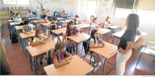  ?? ANTONIO L JUÁREZ ?? Una profesora se dirige a los alumnos en el primer día de clase en un colegio de Granada.
