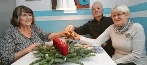  ?? Foto: Michael Hochgemuth ?? Anna Schmidt (rechts im Bild) ist für ihre Nachbarn Katja und Johann Szasz ein wahrer Engel. Die 67-Jährige hilft dem Ehepaar, wo sie nur kann. Zwischen ihnen ist längst eine Freundscha­ft entstanden. Da bleibt auch mal Zeit für einen gemütliche­n Tee in der Küche.