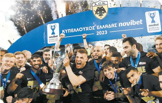  ?? ?? El AEK Levantó vsu segundo cetro alcanzando esta camapaña, luego de imponerse con 10 hombres al PAOK