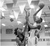  ?? MAX FAY/STAFF ?? Emmitt Williams (5), pictured earlier this year, had 23 points in Oak Ridge’s 78-70 victory over Dr. Phillips.