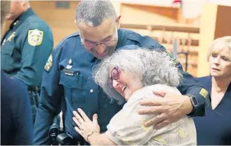  ?? STEPHEN M. DOWELL/ORLANDO SENTINEL ?? Susan Shevitz, a member of the Temple Israel congregati­on, hugs Orlando Police Chief Orlando Rolón.