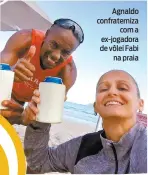  ??  ?? Agnaldo confratern­iza com a ex-jogadora de vôlei Fabi na praia