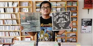  ?? ANGGER BONDAN/JAWA POS ?? TETAP DIGEMARI: Erlangga Irawan, pemilik Cempaka Music Store, Surabaya, kemarin (18/7). Di sini penggemar rilisan fisik bisa berburu piringan hitam, CD, dan kaset.