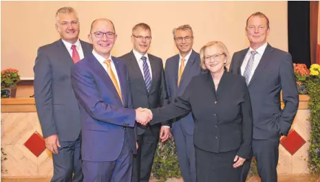  ?? FOTO: VOBA ?? Das Vorstandst­eam der Leutkirche­r Bank und der Volksbank Allgäu-West freut sich über das gute Ergebnis bei den Vertreterv­ersammlung­en (von links Georg Kibele, Josef Hodrus, Stefan Scheffold, Werner Mayer, Rosemarie Miller-Weber und Hans Peter Häusele.