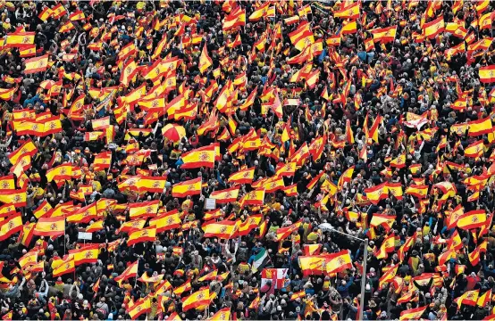  ??  ?? Mindestens 45.000 Menschen demonstrie­rten am Sonntag in Madrid für die Einheit Spaniens und gegen die Regierung von Pedro Sánchez.