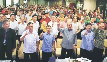  ??  ?? KENANGAN: Awang Tengah (tiga kanan) bergambar bersama para peserta seminar di Sibu semalam. Turut kelihatan Naroden (tiga kiri).