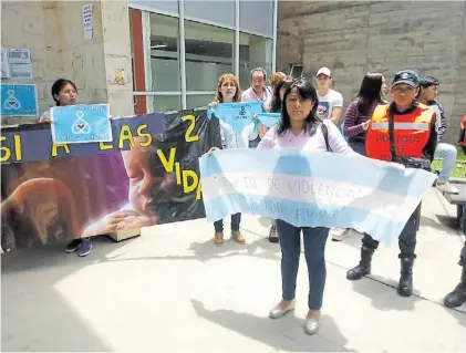  ??  ?? Manifestac­ión. Frente al hospital, grupos “pro vida” habían reclamado que el embarazo no se interrumpa.