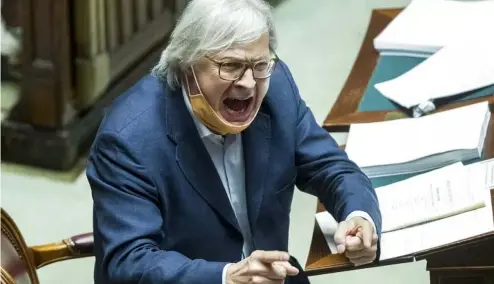  ?? ?? Vittorio Sgarbi se dispute avec d'autres législateu­rs lors d'un débat sur la justice au Parlement italien en 2020. Il a ensuite été transporté hors de la Chambre des députés.