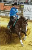  ?? Foto: Siegfried Kerpf ?? Die Sieger der Reining Bronze Trophy wirbelten gehörig Sand auf: Nico Sicuro und der Quarter Horse‰Hengst Colonels Dancing Gun.