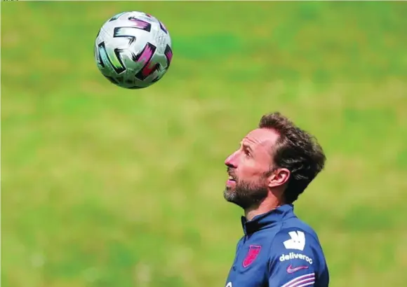  ?? REUTERS ?? Gareth Southgate juega con una pelota durante el último entrenamie­nto de Inglaterra antes de la semifinal