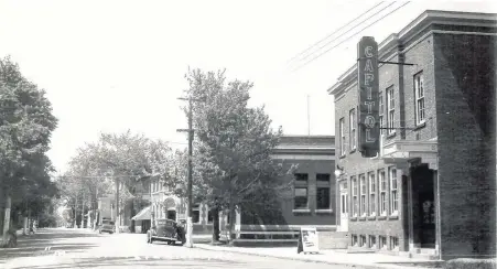  ?? PHOTO COURTESY OF GORDON RODGERS ?? The movie poster on the sidewalk in this old photo of the Capitol Theatre in Middleton is from the film "One Way Passage" starring William Powell and Kay Francis.