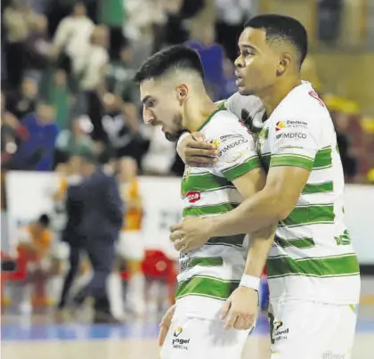  ?? A.J. GONZÁLEZ ?? El tailandés Muhammad abraza al argentino Lucas Bolo tras un gol del capitán de la albicelest­e ante el Movistar Inter.