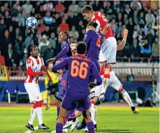  ?? GETTY IMAGES ?? Milan Pevkov gana en la cancha de arriba para antar el primero de su doblete de ayer ante el LIverpool.