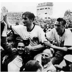  ?? FOTO: DPA ?? Fritz Walter (l.) und Horst Eckel nach dem WM-Triumph 1954.