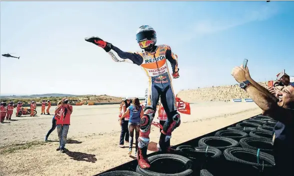  ?? DAN ISTITENE / GETTY ?? Marc Márquez celebra con la afición su quinta victoria de la temporada, la tercera que logra en el circuito de Alcañiz