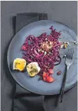  ??  ?? Rotkohl kennen die meisten gekocht – etwa zu Gans und Klößen. Man kann aber auch einen leckeren Salat daraus zaubern.