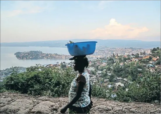  ?? XAVIER ALDEKOA ?? En Bukavu, a orillas del lago Kivu, se levanta el hospital Panzi, donde el doctor Denis Mukwege trata a víctimas de violacione­s