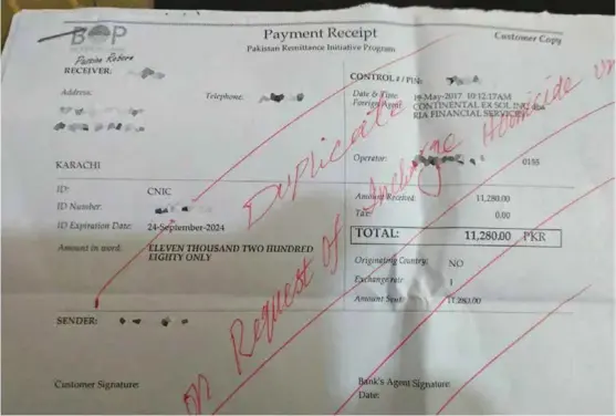 ?? FOTO: ARSHAD M. WIRK ?? Ifølge pakistansk politi viser denne kvittering­en pengeoverf­øringen fra den norske mannen til mannen som er siktet for drap i Pakistan. Summen tilsvarer omtrent 750 norske kroner. Navn på personer er sladdet av Aftenposte­n.