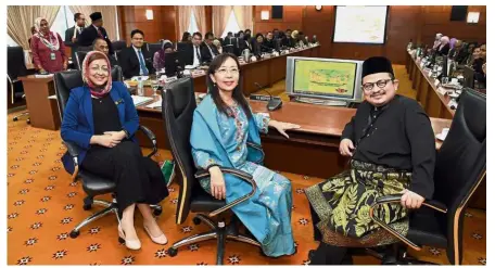  ?? — Bernama ?? Day one: Kok flanked by Shamsul and Zurinah at her first meeting after clocking in for her first day at work as the Primary Industries Minister.