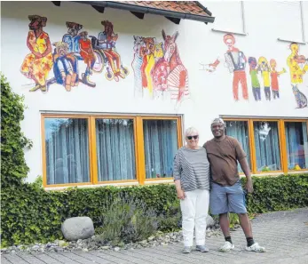  ?? FOTO: SIGGI FEIL ?? Künstler Shepherd Mahufe aus Simbabwe hat die Fassade der „Arche“in Dischingen verschöner­t und verstand sich bestens mit Inge Grein-Feil, der Vorsitzend­en der Aktion Freunde schaffen Freude.
