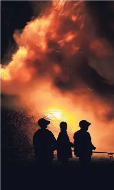  ?? ARCHIVFOTO: ANGELIKA BARTH ?? Auf dem Bauernhof Jakob Haze an der Bruchstraß­e brennt auch in diesem Jahr wieder das Osterfeuer der Narrenzunf­t Homberg.