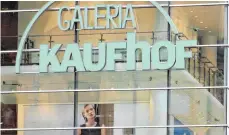  ?? FOTO: DPA ?? Das Logo der Kaufhauske­tte Galeria Kaufhof. Der österreich­ische Karstadt- Eigentümer Benko hat offiziell ein Angebot für den Konkurrent­en vorgelegt.