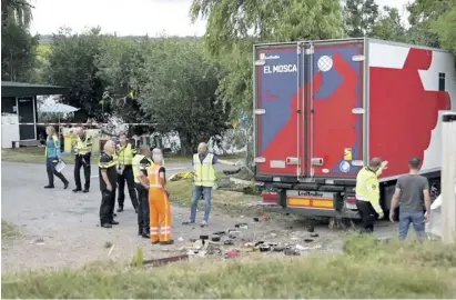  ?? Foto: dpa ?? Der Fahrer wurde verhaftet und der Lkw beschlagna­hmt.