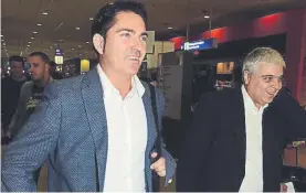  ?? FOTO: STOLISVAGG­ELIS ?? Xavi Pascual, a su llegada a Atenas, acompañado por Manos Papadopoul­os