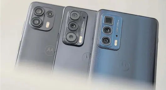  ?? dpa-BILD: Zacharie Scheurer ?? Drei Smartphone­s für verschiede­ne Ansprüche: Das Motorola Edge 20 Lite (links), das Edge 20 (Mitte) und das Edge 20 Pro (rechts) mit unterschie­dlichen Kameras.
