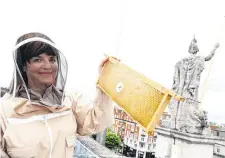  ??  ?? An Post’s head of procuremen­t Paula Butler with the new bee colony taking up residence at Dublin’s General Post Office