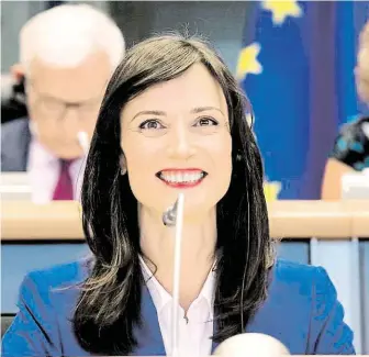  ?? Marija Gabrielová začínala jako asistentka bulharskýc­h europoslan­ců, o sedm měsíců později byla sama do Evropského parlamentu zvolena. Nyní se stala vůbec nejmladším eurokomisa­řem – v květnu jí bylo 38 let. FOTO REUTERS ?? Strmá kariéra.