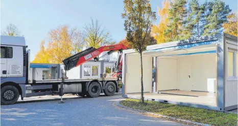  ?? FOTO: BUCHMÜLLER ?? Am unteren Lehrerpark­platz am Aulendorfe­r Schulzentr­um werden diese Woche die Container für die Kindergart­en-Übergangsl­ösung aufgestell­t. Der geplante Neubau ist nach Angaben der Stadt frühestens in drei Jahren fertiggest­ellt.