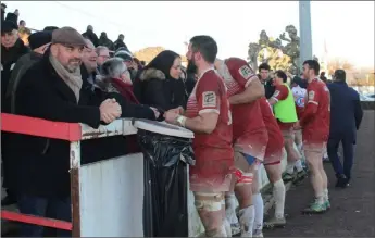  ??  ?? Les joueurs sont allés à la rencontre de leurs supporters à la fin du match