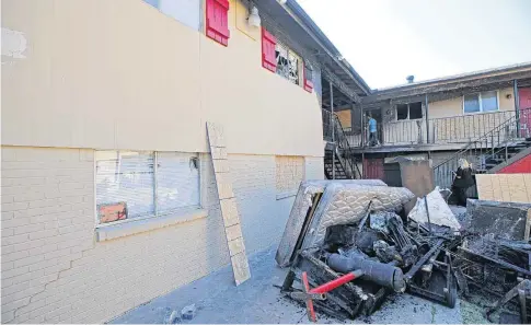  ?? [PHOTO BY STEVE GOOCH, THE OKLAHOMAN] ?? Left: A fire damaged units at the Brownstone Apartments, 2908 NW 28 in Oklahoma City.