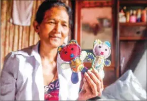  ?? HENG CHIVOAN ?? Sok Nhei, 56, making stuffed animals in her home on April 20.